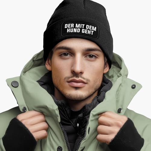 MoonWorks® Herren Beanie Strickmütze mit Patch Spruch Der mit dem Hund geht Aufdruck Lustig Mütze Männer Schwarz Unisize
