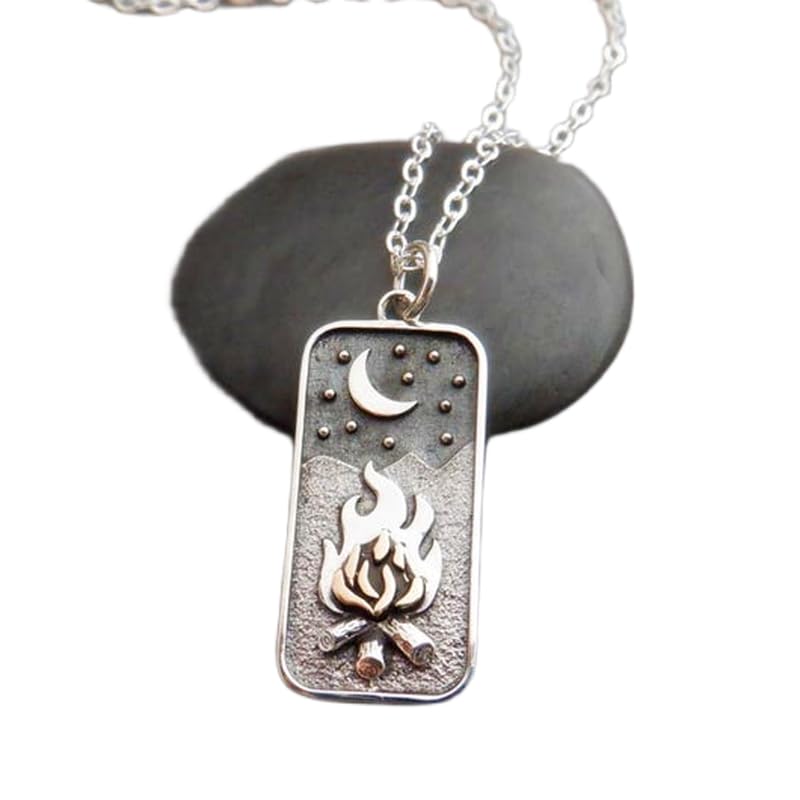 Pendentif feu ardent sous la lune en argent bijou de camping pour rando