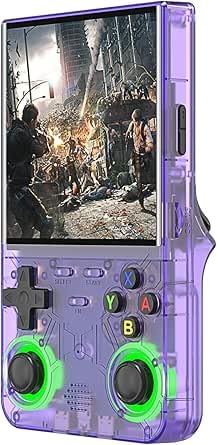 📺 Schermo IPS HD da 4” 720x720 con Colori Vividi e Alta Definizione → Goditi ogni dettaglio con nitidezza e contrasto migliorato. La tecnologia IPS HD garantisce immagini stabili, senza riflessi, e comfort visivo anche dopo ore di gioco continuo. Perfetta per console portatili da viaggio e sessioni intense.