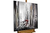 Das Acrylbild 'Mit dir an meiner Seite' ist 80x80cm groß und ein handgemaltes und modernes Kunstwerk mit Motiv 'Schwarz-weißes Liebespaar mit Schirm beim Spaziergang'. Kein minderwertiger Druck - Sie spüren die kräftige Textur der Acrylfarben.