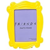 Taille et matériau : peut contenir une photo de 12,7 x 17,8 cm dans un cadre en résine durable en forme de judas jaune emblématique de la porte de l'appartement de Monica sur Friends. Facile à accrocher ou à afficher sur n'importe quelle surface plane.