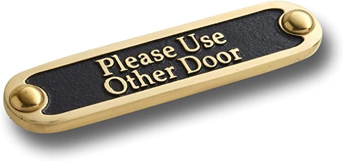Plaque de porte en laiton pour condamner un accès avec élégance et clarté