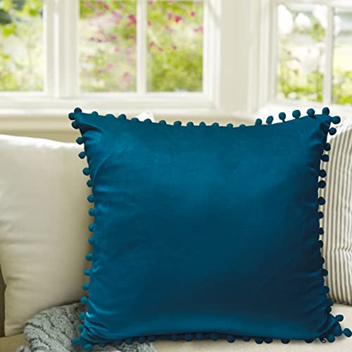 Coppia di cuscini arredi in velluto con pompon