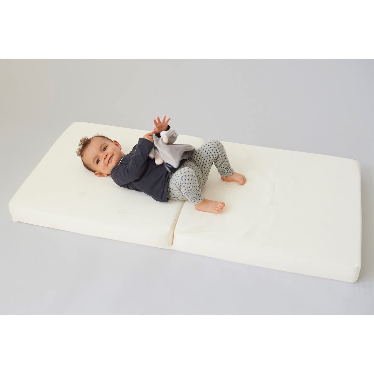 TINÉO - Matelas de Voyage Bébé - Pliant 2 Parties - 60x120 cm - Épaisseur 4 cm - Idéal Couchage D'appoint - Déhoussable - Densité 900g/m3 - Fabriqué En France