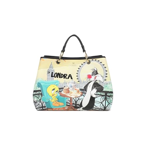Borsa a mano in similpelle con doppi manici e tracolla regolabile e removibile, per una portabilità versatile. La stampa vivace raffigura una tipica scena londinese con l’inconfondibile Titti e Gatto Silvestro, immersi in un momento di relax tra teiere, dolcetti e lo skyline della città. I dettagli brillanti e le applicazioni curate donano un tocco originale e giocoso. Perfetta per chi ama osare con ironia e stile.