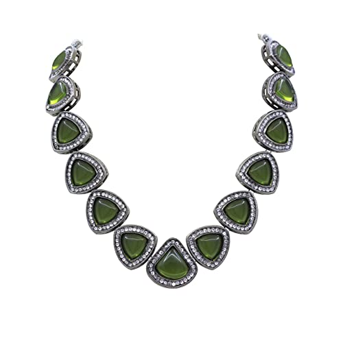 Juego de joyas Kundan triangular negro con maangtikka de latón artesanal para mujer 5