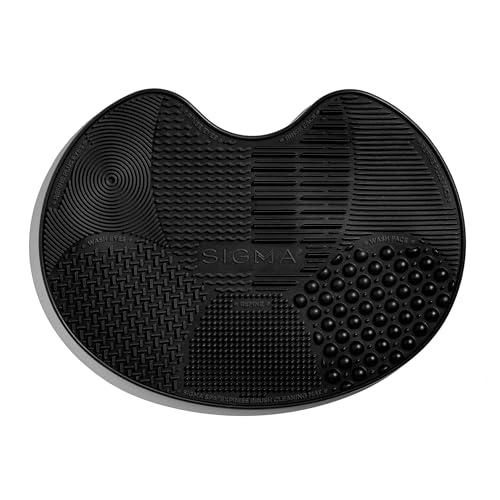 Sigma Beauty Makeup Brush Cleaner Mat – Sigma Spa Express Silicone Makeup Brush Cleaning Mat with Suction Cups for Cleaning Makeup Brushes, Compact Design Fit for Any Travel Makeup Kit (Black)