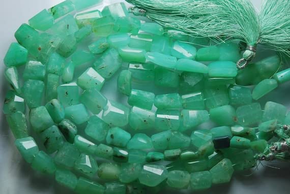 Chrysoprase naturelle taillée en pépites de 12-18mm avec perçage précis pour création de bijoux