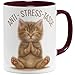 OM3&reg; K&auml;tzchen Anti-Stress Kaffee-Tasse mit Spruch - lustige Keramiktasse Namaste-Motiv - Meditation Katze - Keramik Becher - 325ml - Beidseitig Bedruckt - Bordeaux