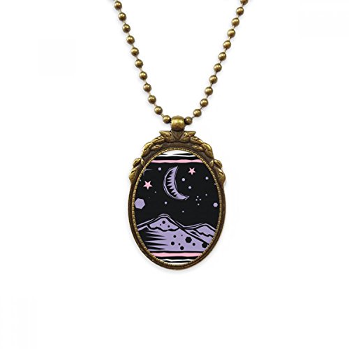 Collier en laiton antique gravé d'une montagne et lune mystique