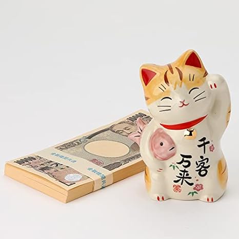 Amazon Co Jp 招き猫 ネコ 幸福を招く お目出度い 祈願 縁起 置物 なつかし屋置物 オブジェ お金 お札100万円札束 付き ダミー レプリカ プレゼント 猫 開運 風水 インテリア ネコ 可愛い おしゃれ 両手 1111 ホーム キッチン