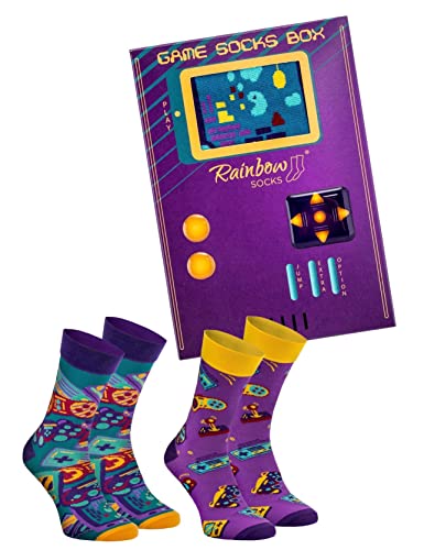 I GRANDI CLASSICI IN UNA NUOVA VERSIONE – quindi qualcosa che tutti i giocatori adorano! Apri il Game Socks Box e parti per un nostalgico viaggio nel passato o scopri cosa un tempo affascinava i tuoi genitori! Sulle 2 paia di calzini colorati e con fantasia troverai tutti i gadget intriganti, in un formato più piccolo. Quale sarà il tuo preferito? I set Game Socks Box sono disponibili nelle taglie EU 36-40, 41-46, 47-50; US 5.5-9, 9.5-13, 13.5-15, UK 4-7, 7.5-11, 12-14.