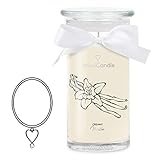 Il regalo perfetto: 'Creamy Vanilla' è una candela profumata di colore beige con un gioiello al suo interno. Il regalo perfetto per i tuoi cari.