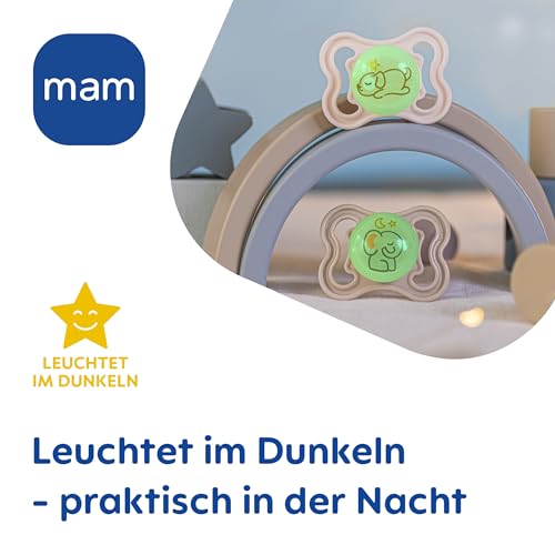 MAM Supreme Night Schnuller im 2er-Set, leuchtender Babyschnuller für eine gesunde Zahn- und Kieferentwicklung, beugt Hautreizungen vor, mit Schnullerbox, 0-6 Monate, Hund/Elefant