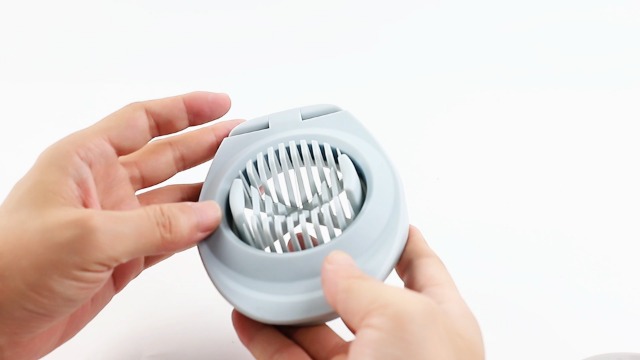 Zasjon Coupe oeuf à la Coque 3 en 1 Coupe Oeufs Professionnel Coupe-œufs avec Ouvre Oeuf et Séparateur de Jaune dOeuf, Passe Lave-Vaisselle Coupe Oeuf à la Coque pour kiwis, fraises, aliments