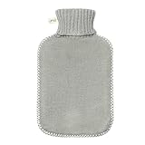 CONTENIDO, TAMAÑO Y COBERTURA: 2 litros que deben ser llenados a unos 2/3. La cubierta consiste en una funda de punto noble con costuras blancas. Simplemente maravillosamente hermosa. Longitud aprox. 32,5 cm (vientre 26, 5 cm + cuello de botella 7 cm, ancho aprox. 20 cm). La cubierta se puede quitar rápidamente y es lavable a 30 grados. Consiste en 100% poliéster.