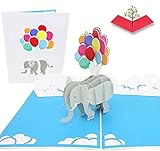 🎈→ DIE SZENE: Nach dem Öffnen öffnet sich das dreidimensionale Elefantenbaby, das von Luftballons getragen wird, um den Empfänger zu erfreuen. Komplett mit blauem Himmel und flauschigen Wolken ist diese Karte unvergesslich. Bunt und lustig, enthält diese Pop-Up-Karte auch ein lasergeschnittenes Bild des fliegenden Elefanten auf der Vorderseite und lädt den Empfänger ein, das niedliche Tier im Inneren zu entdecken!