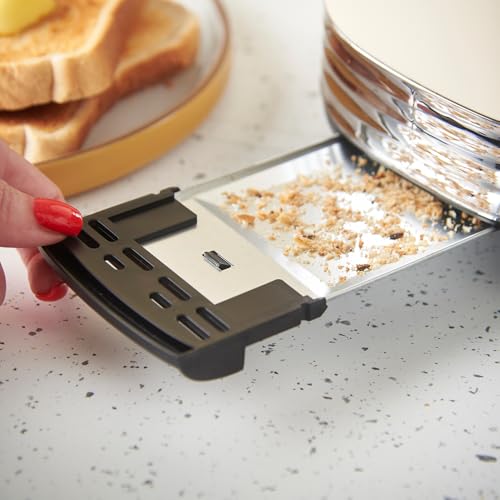 Weitwinkelansicht des kompakten 2-Scheiben-Toasters Russell Hobbs Hanley in Crème-Weiß auf Küchentheke mit frischem Toa...