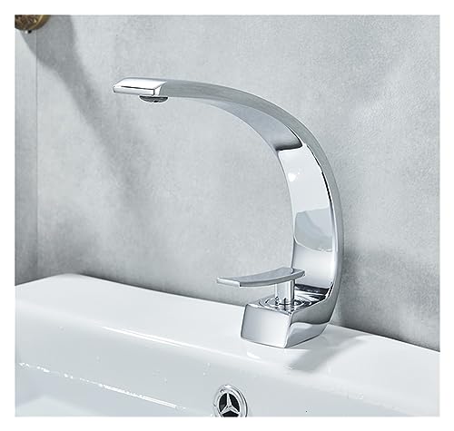 Mélangeur de lavabo pour rénover une salle de bains familiale moderne et élégante