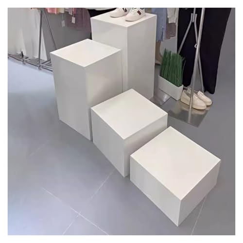 Colonne carrée de présentation au design épuré pour vitrine de magasin