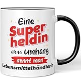 JUNIWORDS Tasse, Eine Superheldin ohne Umhang nennt man Lebensmittelhändlerin, Schwarz (7528716)