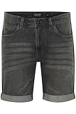 Détails et points forts : taille avec bouton et fermeture éclair classiques ainsi que passants de ceinture, poches de style 5 poches, écussons en cuir à l'arrière de la taille, jambes de pantalon à retrousser, délavage classique en jean bleu avec plis et légers accents usés, coutures décoratives sur les poches arrière