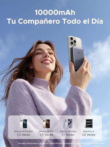Mujer sonriente utilizando el UGREEN Power Bank de 10000mAh, compatible con iPhone y Galaxy, en un día soleado.