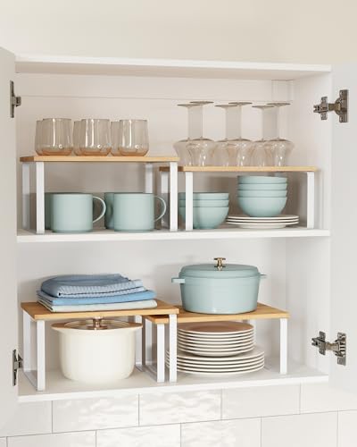 SONGMICS Organizzatori da Cucina, Set di 4 Scaffali da Banco, Portaoggetti per Armadietto, Impilabile, Espandibile, Metallo e Legno Ingegnerizzato, Bianco Nuvola e Beige Naturale KCS010N01 - Immagine 2