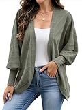 Conçu pour être léger, ce cardigan est idéal pour toutes les saisons, l'après-midi ou le soir, offrant juste ce qu'il faut de chaleur sans être trop lourd.