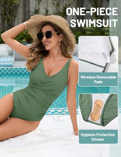 Bañador de una pieza color verde con almohadillas removibles, junto a piscina con detalle de protección higiénica