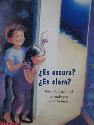 Es Oscura? Es Clara? [Spanish] 0590463195 Book Cover