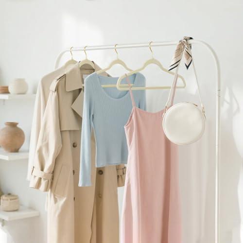 ManGotree Samt-Kleiderbügel mit 360° Drehbarem Goldhaken, rutschfeste Filz-Anzugbügel, Platzsparender Kleiderbügel für Jacken, Pullover, Hemden, Kleider, Hosen (66 Stück, Beige)