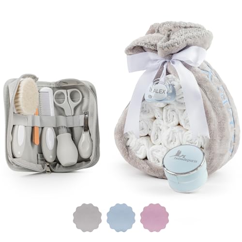 BebeDeParis | Tarta de Pañales para Recién Nacida con Manta Gris Bordada con nombre + 15 pañales Moltex Premium, ecológicos, Talla 2 (3-6 Meses) + Chupete Personalizado (Azul, Set con Estuche de Baño)