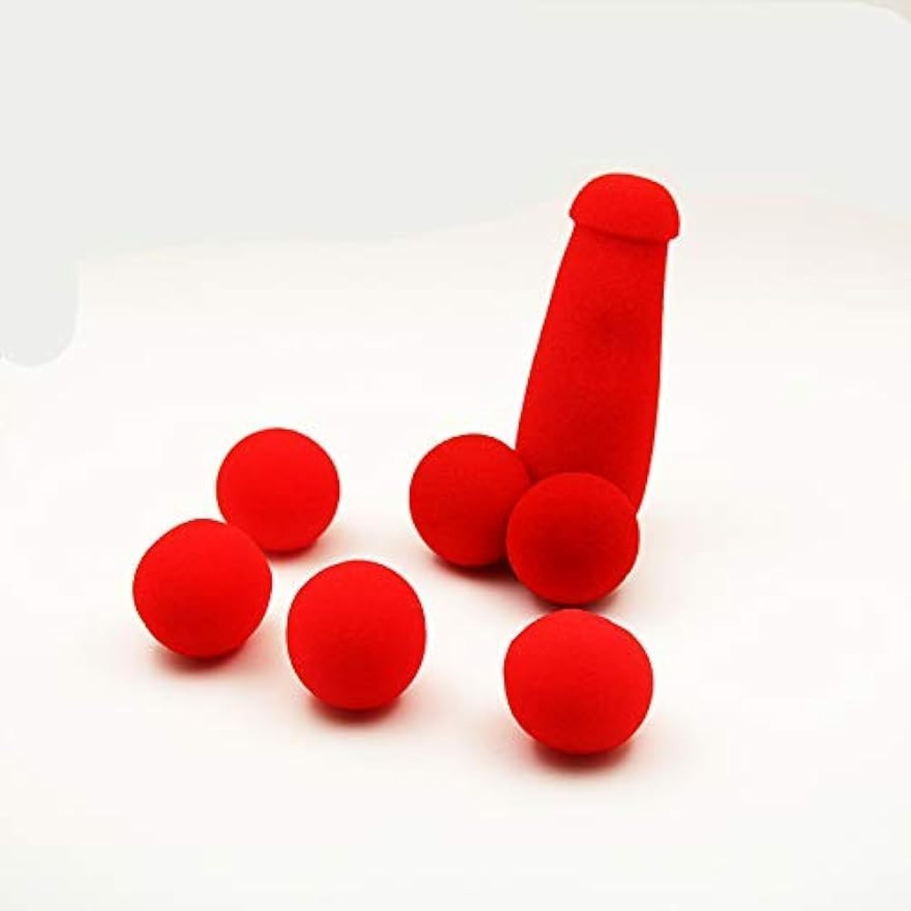 1 juego de pequeños trucos de magia de esponja, 4 bolas de esponja rojas, accesorios divertidos, escenario de calle, primer plano, trucos de magia mago