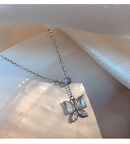 Collier à breloques rondes et pendentif papillon pour look chic