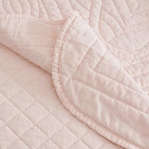 Image of Martha Stewart - Queen Size Quilt Set, Soft & Breathable Cotton Percale Quilted Bedding with Matching Pillowcases, Scalloped Edge Bed Set, Vintage Scallop Pink