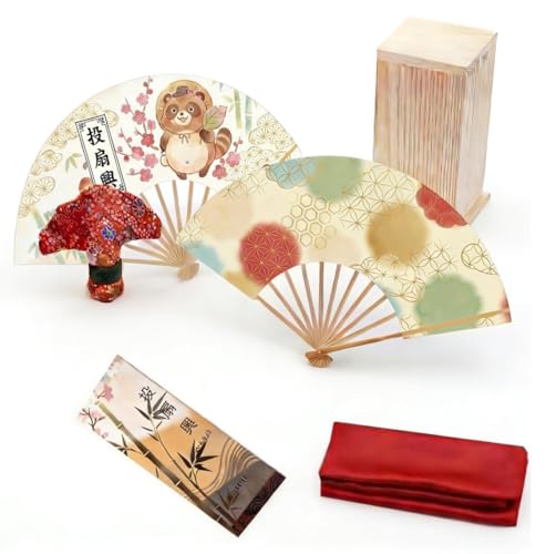 [ahomeone]【50年の職人技】投扇興 セット（とうせんきょう）本格セット【職人手作り 100%オーダーメイド】 松製枕/手書き扇子/蝶的/敷物/点数表 伝統工芸 七宝紋竹骨/天然和紙 お座敷遊び 江戸時代の雅な遊び 贈り物 インテリアとしても (解説書付き) (木製枕*1 +狸柄扇子*2 + 蝶*1+敷物+点数表)の画像