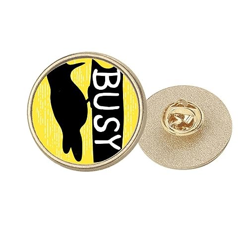 Broche ronde en métal doré et son pic noir, l'accessoire idéal pour vos écharpes