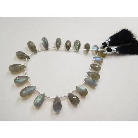 Labradorite naturelle briolette pour remplacer vos perles ternes par des gemmes lumineuses