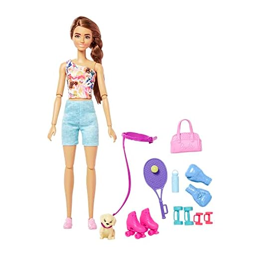 Barbie Athletic Trainer mit Outdoor-Ausrüstung, Boxhandschuhen, Gewichten, Tennis, Rollschuhen, Hund, Leine und vielem mehr, Barbie-Zubehör, inkl. Barbie-Puppe, Geschenk für Kinder ab 3 Jahren,HKT91