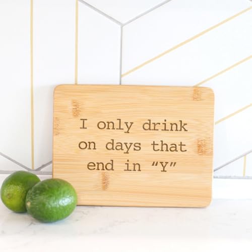 Love, Georgie Tabla de Cortar de Bambú "Solo bebo en días que terminan en 'Y'". Tablero pequeño rectangular de 15.24 x 20.32 cm para charcutería, grabado a láser. miniatura 2
