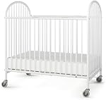 Foundations Pinnacle Bébé en métal & Crèche pliante pour tout-petit, bébé portable avec matelas en mousse et niveau commercial 3" Casters, Crib d'hôtel compact (blanc)