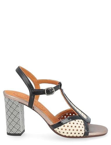 Sandalo Chie Mihara modello Bechill realizzato in pelle bianca e nera. Caratterizzato da una tomaia in pelle traforata bianca con profili in pelle nera ed un cinturino in pelle nera con fibbia alla caviglia. Presenta inoltre un tacco di 7,5 cm con fantasia geometrica ed una suola in cuoio con inserto in pelle antiscivolo. Tomaia in pelle traforata Cinturino in pelle con fibbia alla caviglia Tacco di 7,5 cm Suola in cuoio con inserto in pelle Colore aziendale: Leche