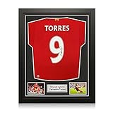 Exclusive Memorabilia garantiza incondicionalmente que todos los artículos firmados son genuinos. El artículo vendrá con un certificado de autenticidad firmado por un director de la compañía que muestre a la celebridad en la sesión de autógrafos. El certificado presenta un holograma numerado que coincide con un holograma idéntico adherido al producto.