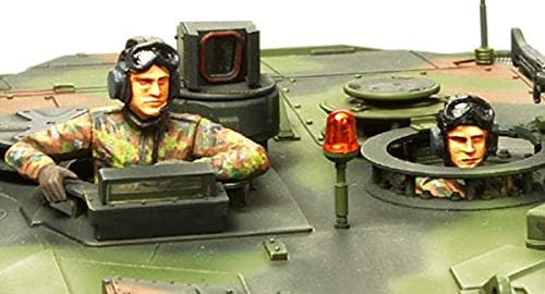 Detallada view of Tamiya Leopard 2 A6 model turret with crew figures