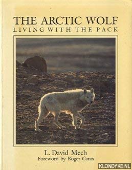 The Arctic Wolf : Living with the Pack 1550130935 Book Cover