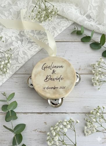 Tamburello personalizzato segnaposto con sonagli in metallo 10/14 cm. - 6 Pezzi - Personalizzato con Nomi e Data – Bomboniera e Segnaposto Originale – Decoro per Matrimonio, comunione, battesimo, etc.