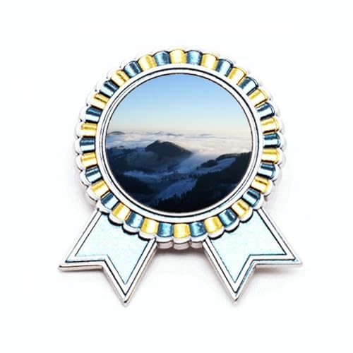 Broche Mountain Clouds gravée en métal M, accessoire durable au design nature