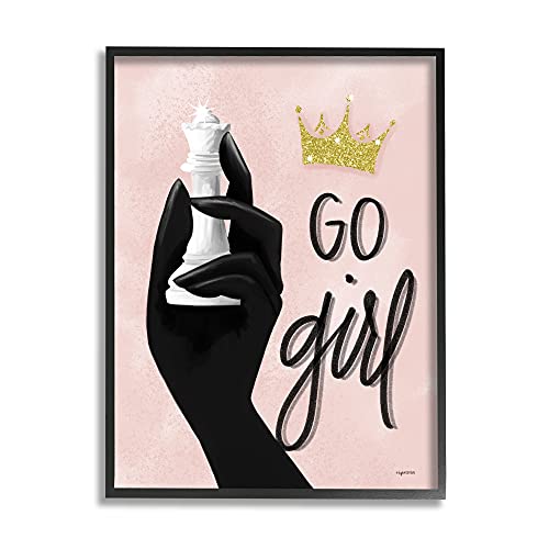 Stupell Industries Go Girl Phrase Sparkle Crown Queen Pieza de ajedrez, diseñada por Kyra Brown Black Lámina enmarcada para pared, color rosa
