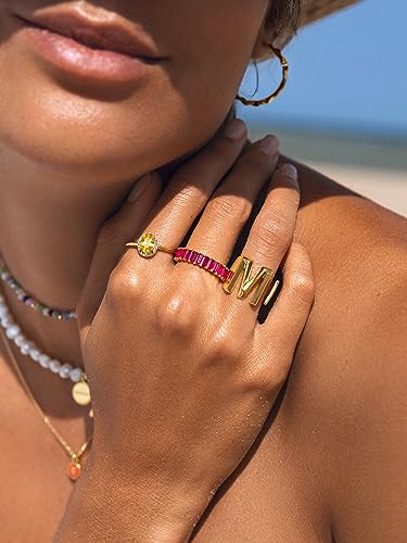 Miniatura 2 de SINGULARU - Anillo Personalizado Letter Signet. Macizo Ajustable. Latón con Acabado Baño de Oro de 18 Kt. Talla Unica. Joyas para Mujer. Letra A-Z